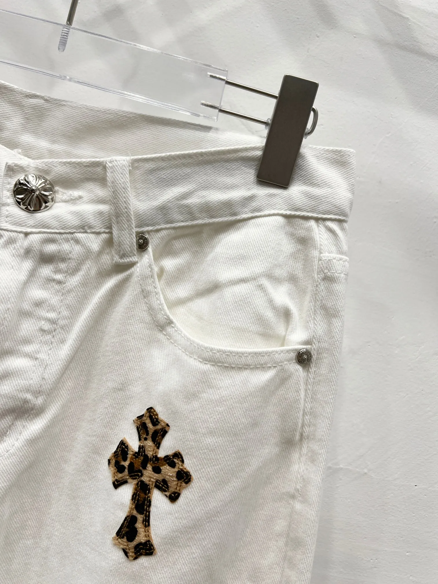 P240 Style Number: (c017) Chrome Hearts CH Chrome Hearts white leopard print leather jeans! The counter price is 4W level, the patchwork is embellished with cross patterns, and the jeans are washed! ! An absolutely high-end luxury product, a 1.9W-level god-level single product, a super popular product, made by top heavy industry, a magic weapon that cannot be missed! [About Zangyin] This is an extremely luxurious fashion brand that can also be called the aristocracy of the high street. It has always been an exclusive brand for some hipsters or rich second generations. Compared with ordinary high streets, it is more luxurious and noble. Compared with luxury brands, it has a more fashionable personality and has always been a brand that I have a special liking for. -Color: White -Size: 28-30-32-34 (S-XL)